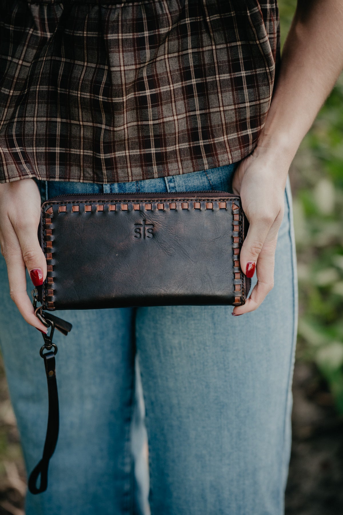 'Bandera' Chocolate Berkley Bifold Wristlet - STS34016