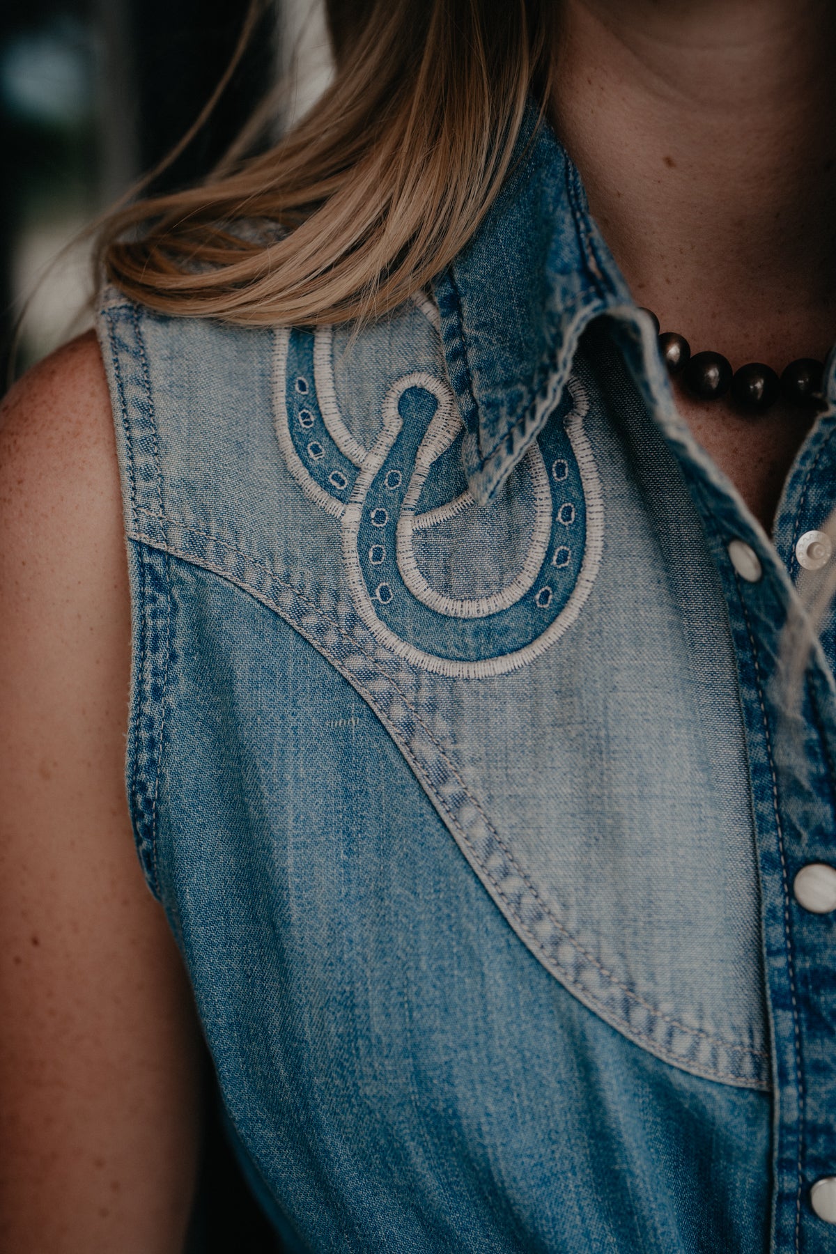 'Demi' Wrangler Women's 2-Tone Denim Horseshoe Sleeveless Pearl Snap