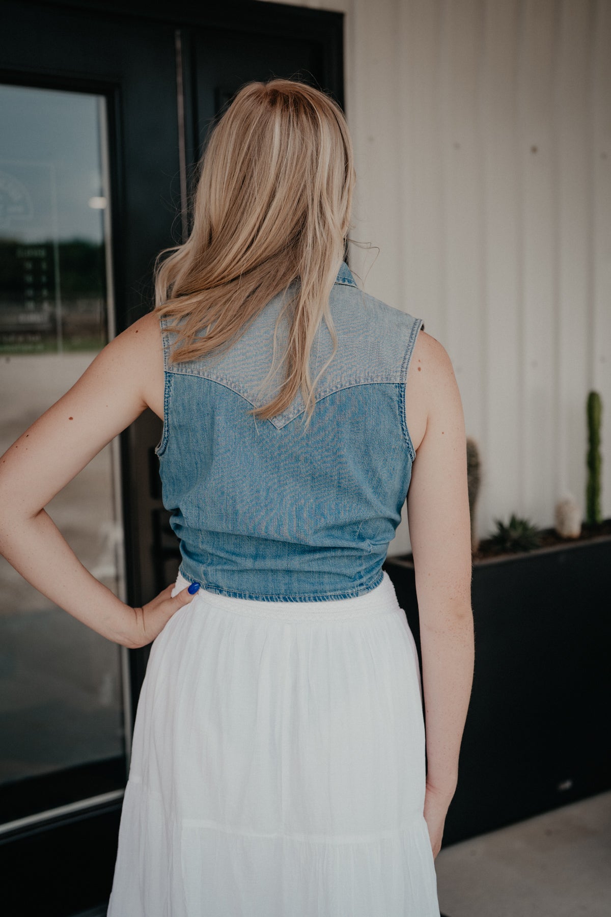 'Demi' Wrangler Women's 2-Tone Denim Horseshoe Sleeveless Pearl Snap