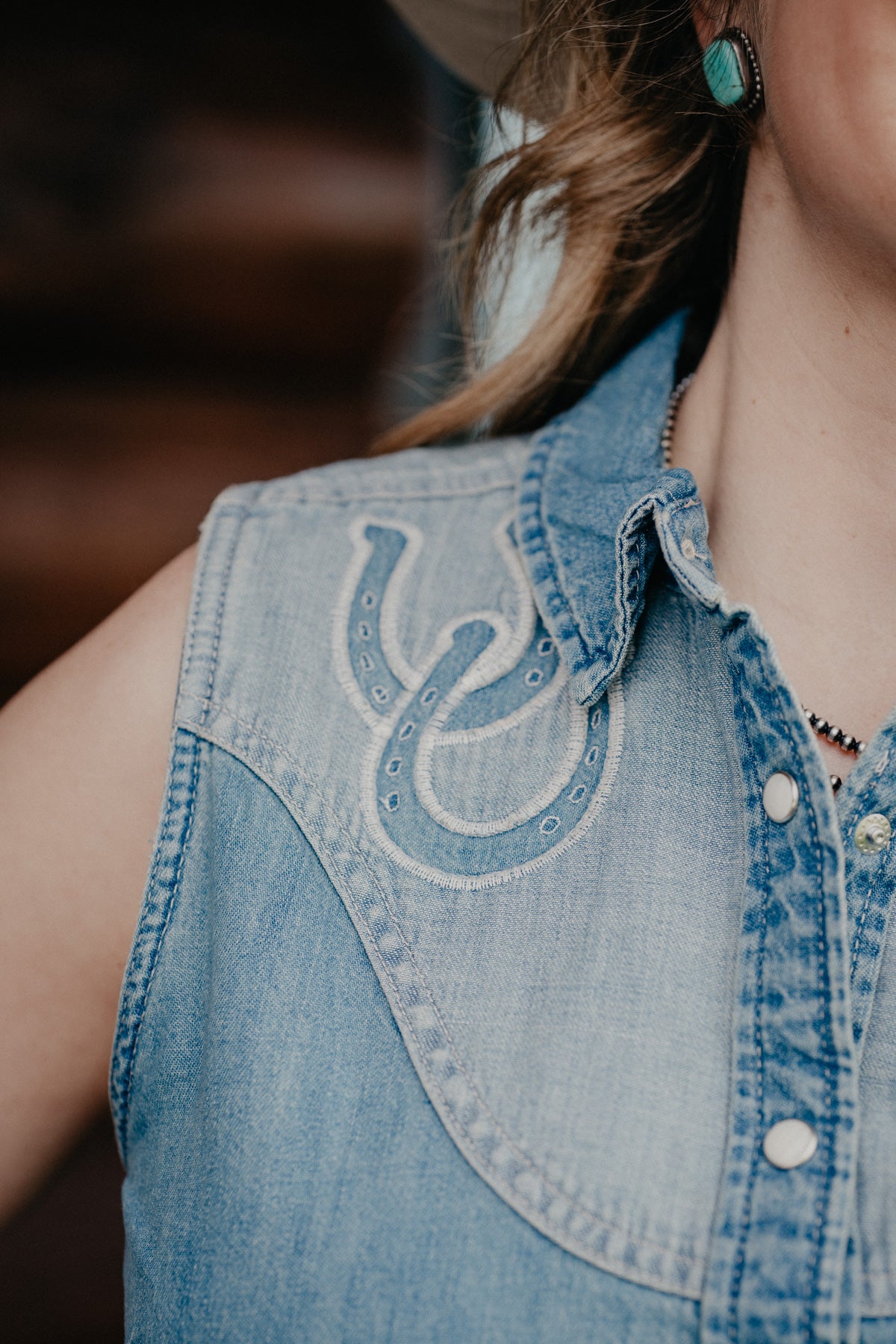 'Demi' Wrangler Women's 2-Tone Denim Horseshoe Sleeveless Pearl Snap (XS-XXL)