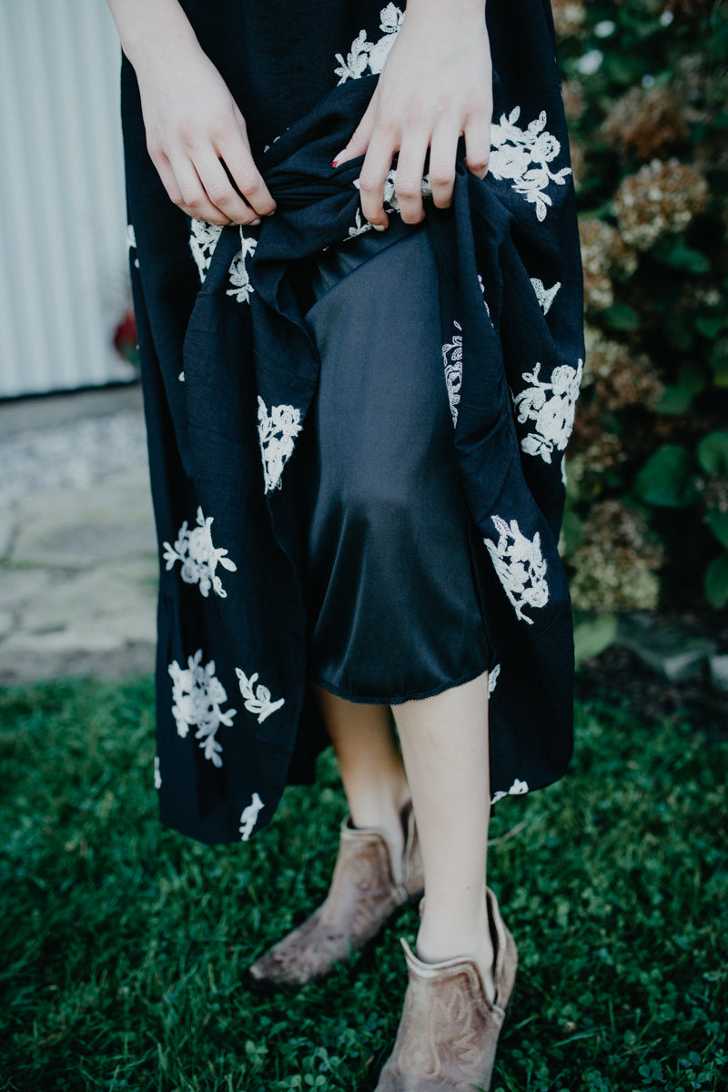 'Bianca' Vintage Floral Embroidered Maxi Dress (S-L/ Two Colours)